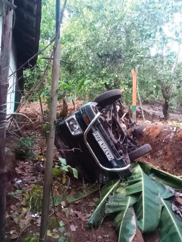 ‘Omkar’ causes havoc in Kadashi-Mopa area, damages vehicles