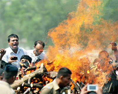 Chavan, Gadkari face heat at Munde funeral