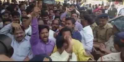 Illegal Hawkers: MNS and Congress workers clash in Dadar