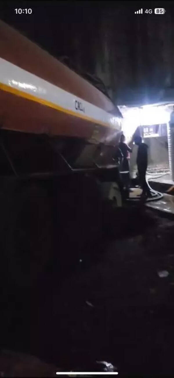 Closure notice to four units for dumping 50 tonnes of waste into drainage pipeline
