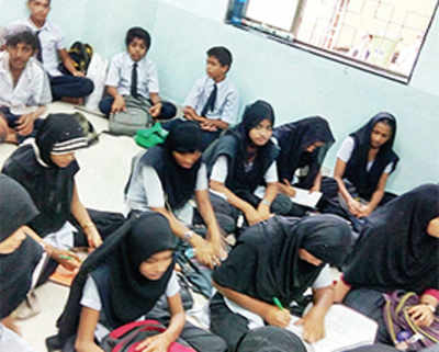 Students forced to sit on floors, without fans or blackboards