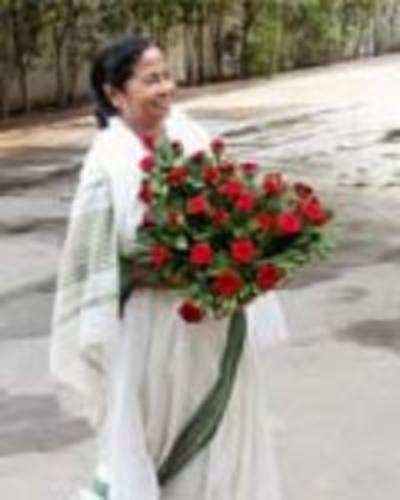 Mamata makes peace with Red