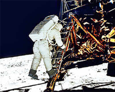 Gaming gear debunks Apollo landing hoax