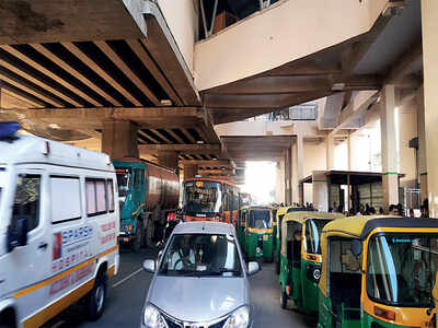 Too many vehicles outside Yeshwanthpur Metro station