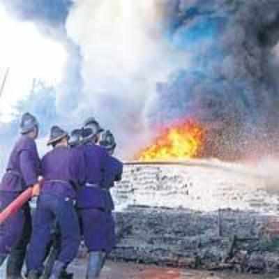 Cracker causes blaze at Mulund freight station