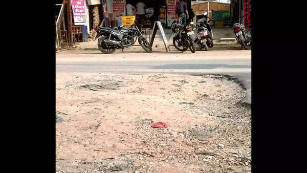 Lucknow: Daily commute on potholed roads turns into a bone-rattling ordeal