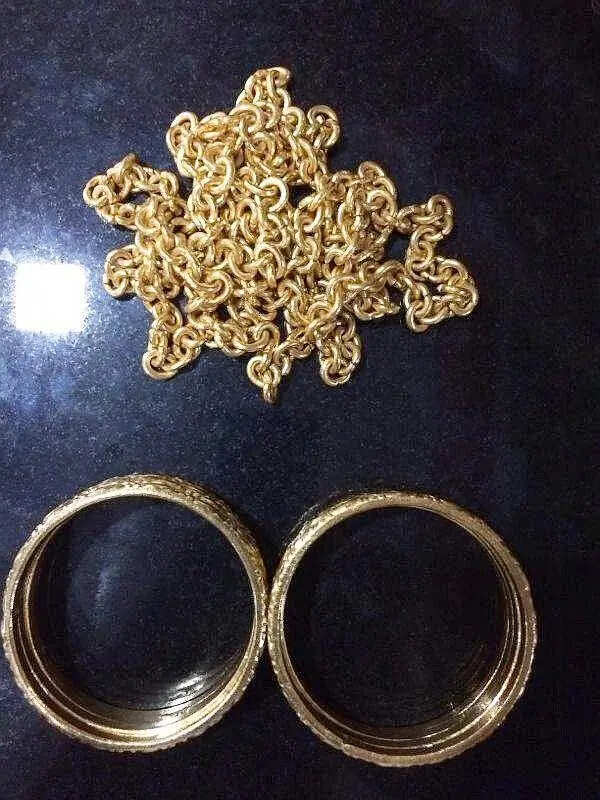 Burglars strike two houses, decamp with gold, cash