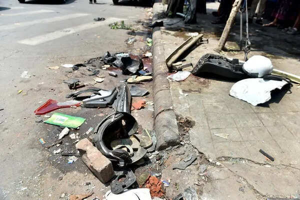 1 dead, 16 injured in Topsia, Howrah bridge bus accidents