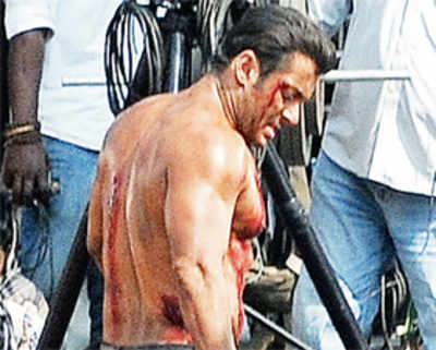 Salman loses his shirt! Again
