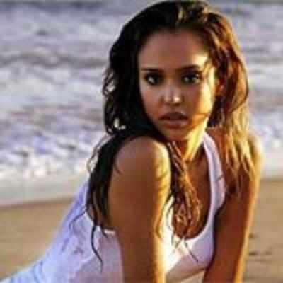 Schedules are key to romance: Jessica Alba