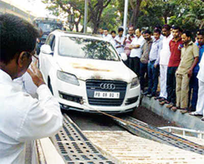 Sonu Sood’s Audi Q7 catches fire on WE highway