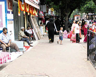 Chembur stn road cleared of hawkers after four decades