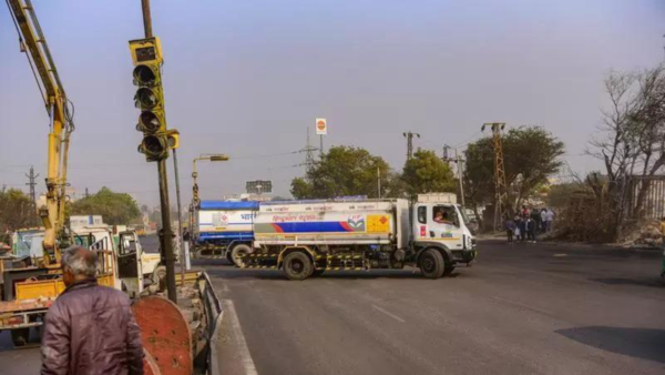 No lessons learnt: Tankers carrying LPG, CNG still risk dangerous U-turn on Jaipur-Ajmer highway