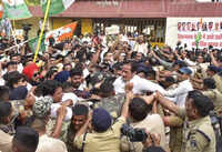 Cong gherao stopped by cops with barricades