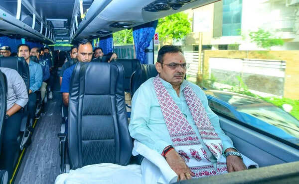 CM travels by electric bus for Gram Vikas Chaupal in Thikariya