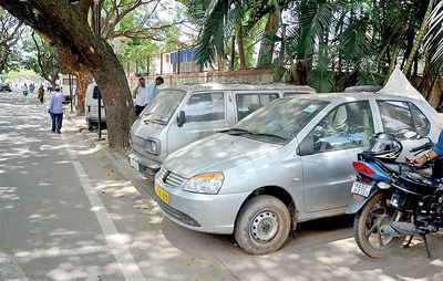 Seized vehicles eat into footpaths in JB Nagar