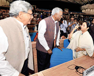 Mamata visits Advani, then meets Cong, Left to moot a Federal Front