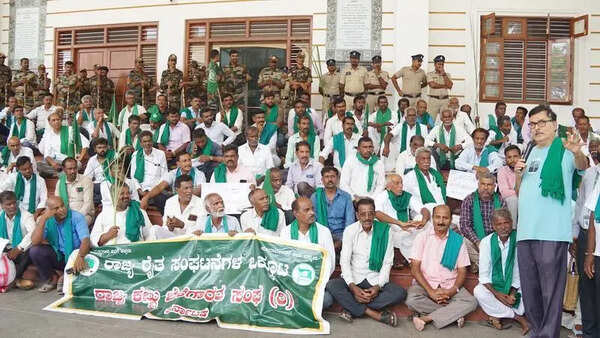 Sugarcane growers protest for pending arrears in mysuru