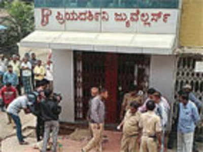 Police nab miscreants trying to dig into a jewellery shop in JP Nagar