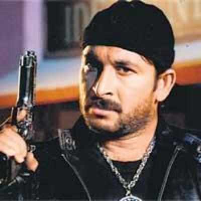 Reel life dacoity puts Manoj Tiwari in a fix