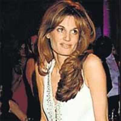 Jemima Khan bares her legs for charity