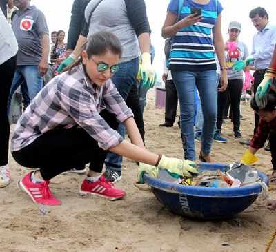 Anushka Sharma lends her support to Swachh Bharat Abhiyan, cleans Versova beach