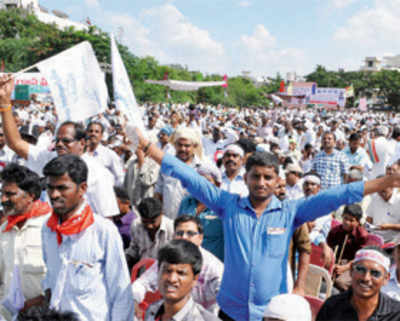 Naidu’s fast enters day 2 as Seemandhra stays dark