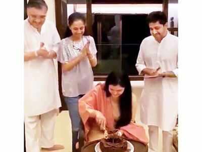 Supriya Sule hosts a private celebration for writer Mohini Gupta at home