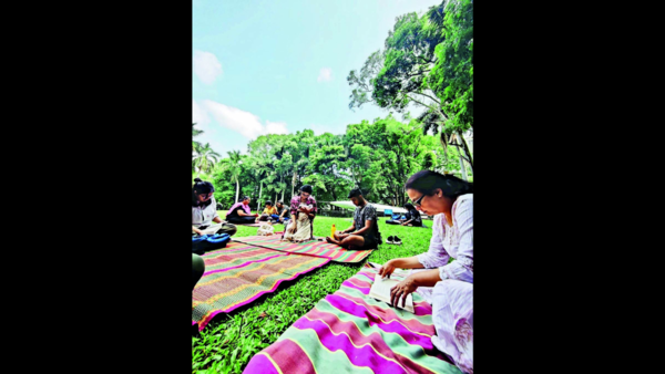 Book lovers start weekend with morning reading