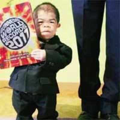 Colombian is world's shortest man at 27in
