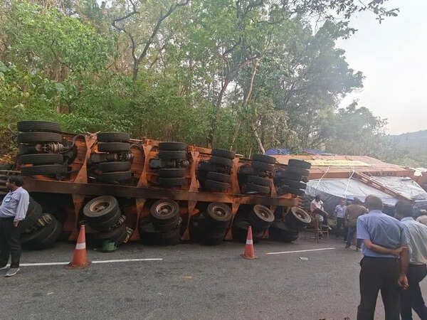 Truck carrying Kaiga nuclear equipment overturns near Karwar; no injuries
