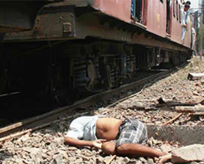 Help arrives 30 mins late, man who fell off train dies