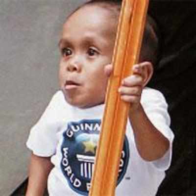 At 59.93 cm, Filipino is world's shortest man