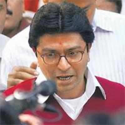 Raj criticises MPs for issuing notice against Bal Thackeray