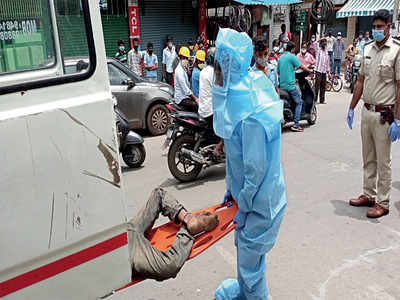 Corporator dons PPE to move unclaimed body