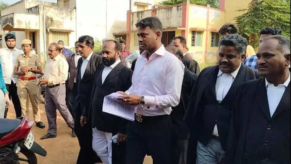 Trichy SP Varun Kumar wants Seeman to apologise to him in court