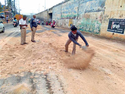 Bangalore Traffic Police jumps in to wipe out oil spill