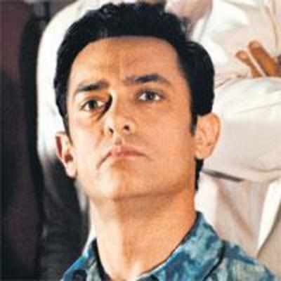 Aamir Khan in trouble for '˜insulting' national flag