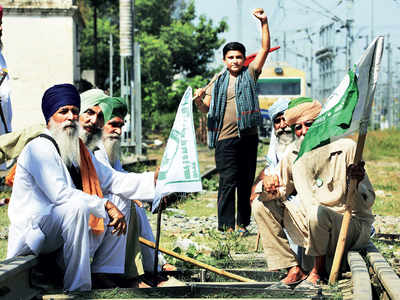 Farmers show no signs of backing down; Cong marches in Haryana