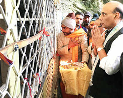 Rajnath makes Amarnath visit