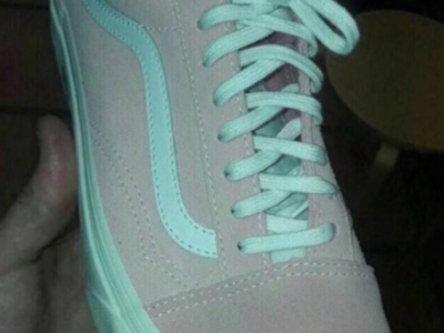 Is this shoe green and grey or pink and white?