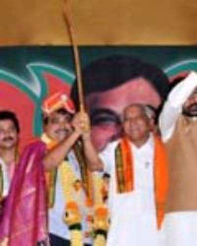 Reddys gift Gadkari Rs 40-L sword