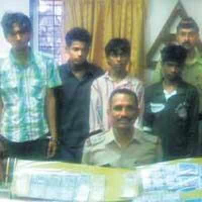 Four salesmen who robbed mobiles, accessories held