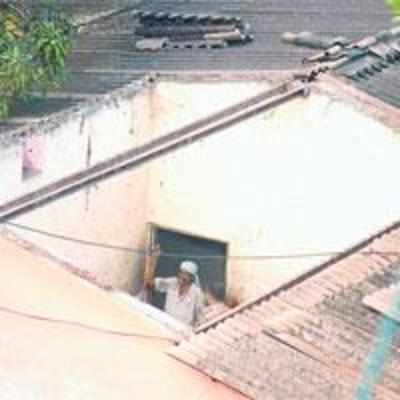 Thieves break concrete roof to escape