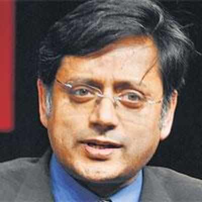 Tharoor accused of '˜interrupting' national anthem