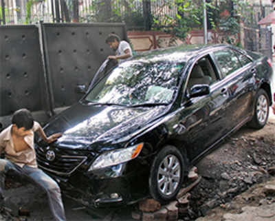 Architect’s car crashes in unmarked ditch outside BMC chief’s bungalow