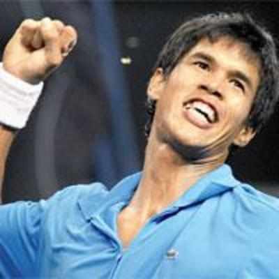 Somdev cruises to the gold