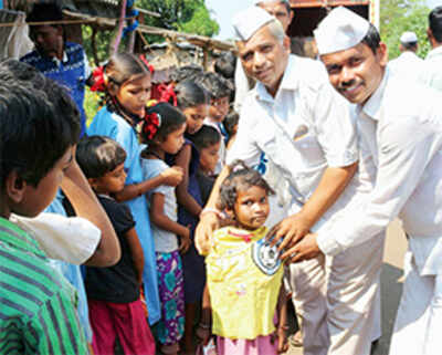 First roti, now kapda: Dabbawalas’ social service this Diwali