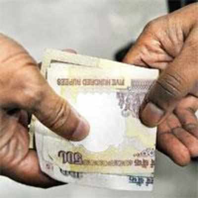 Cop caught for demanding bribe