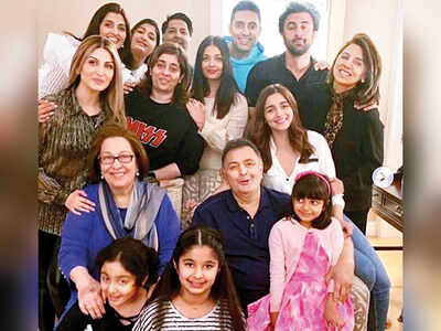 Rishi Kapoor, Ranbir Kapoor, Abhishek Bachchan and Aishwarya Rai Bachchan among others enjoy quality time with friends and family!